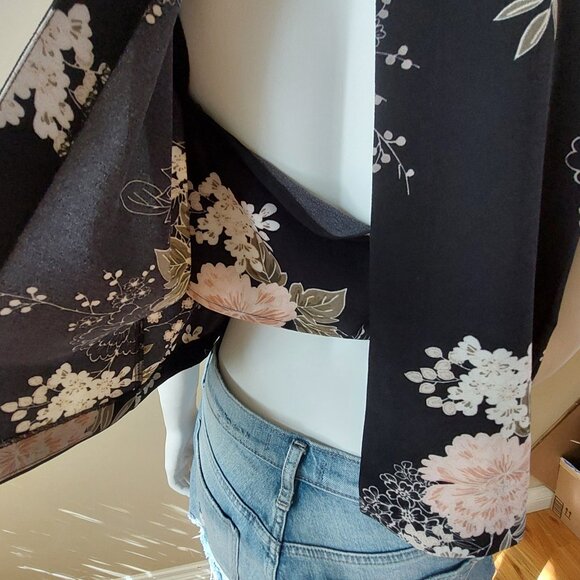 Dynamite Sleeveless Floral Top - Picture 4 of 15